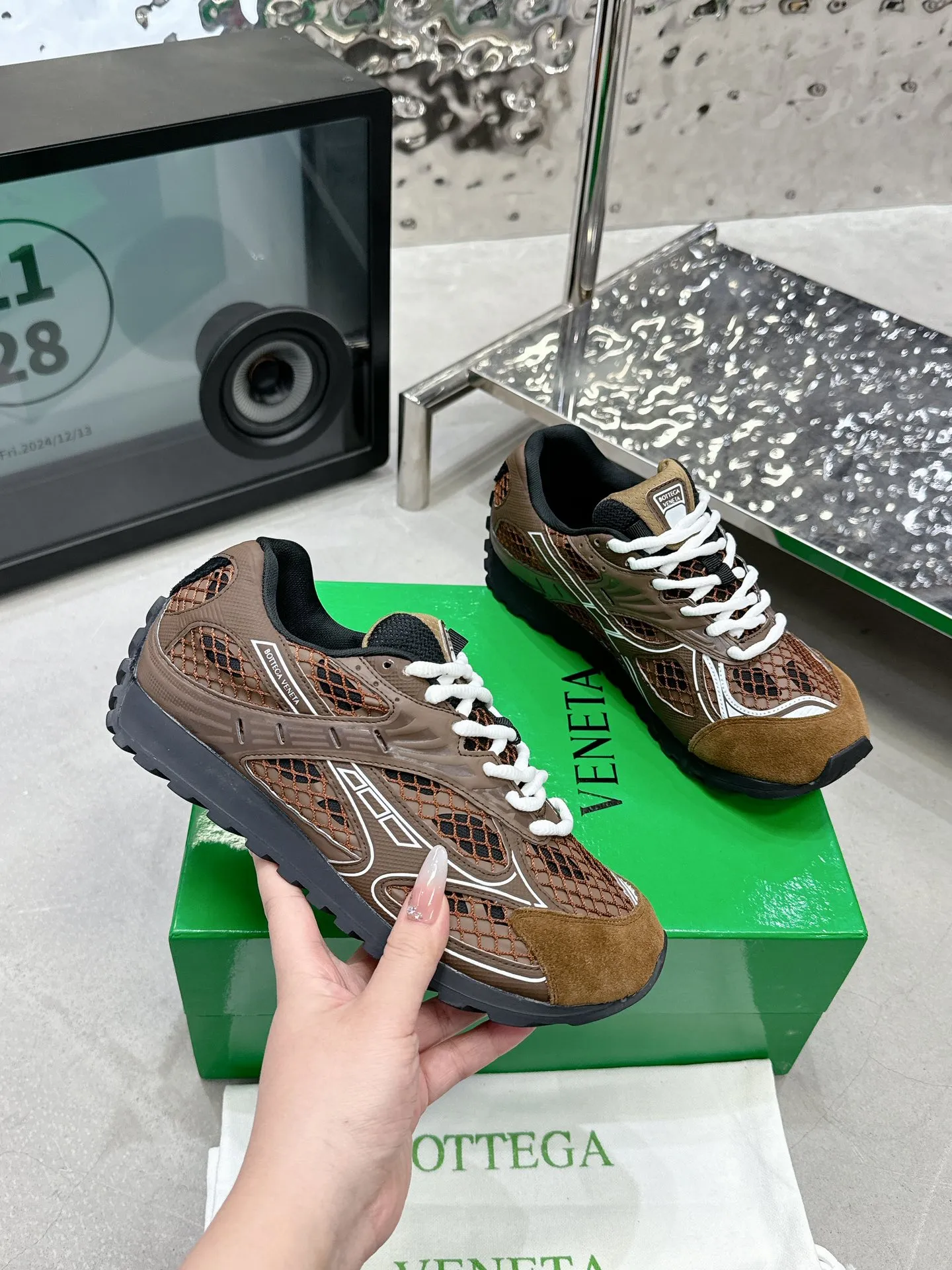 👟👟Ex-factory price 560👟👟 Men ➕20 💰𝐁𝐨𝐭𝐭𝐞𝐠𝐚 𝐕𝐞𝐧𝐞𝐭𝐚 Bodie Home Couple Style 👫BV Sports Shoes Wang Yibo Same Style Casual shoes for couples and dad shoes! Runner sneakers! Original purchase and development! Made of original lightweight technical mesh fabric, the same as the original version! The process is complicated! Paired with a geometric pattern designed rubber outsole, the higher version of the Wang Zha series is actually much taller, but the legs still look slim. Very nice. Durable and durable to play with, standard and version-matching shoe-packing technology. Look for high-end versions. The original outsole is exclusively molded, and the color-blocked TPU outsole is used. The material and weight are the same as the original! Size: Women’s size 35-41 (40 and 41 customized, non-refundable) Men’s size 39-45 (45 customized, non-refundable)